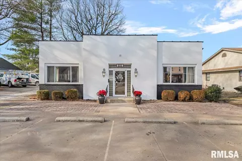 221 S Monroe St, Pittsfield, IL 62363