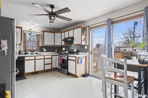 Kitchen - 2072 N 20th St, Springfield, IL 62702 photo 2 of 3