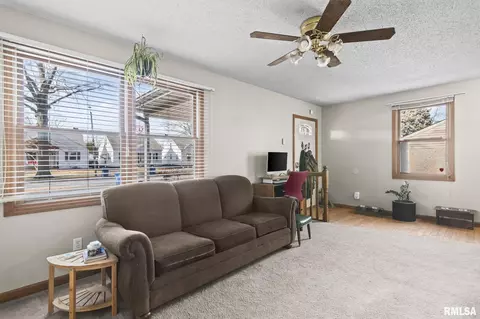 Living - 2072 N 20th St, Springfield, IL 62702 photo 1 of 2