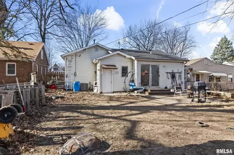 Exterior - 2072 N 20th St, Springfield, IL 62702 photo 4 of 6