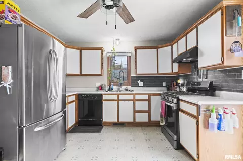 Kitchen - 2072 N 20th St, Springfield, IL 62702 photo 1 of 3