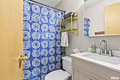 Bath - 2072 N 20th St, Springfield, IL 62702 photo 1 of 1