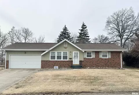 711 Daly Dr, Jacksonville, IL 62650