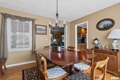 Dining - 3700 Whig St, Springfield, IL 62711 photo 3 of 4