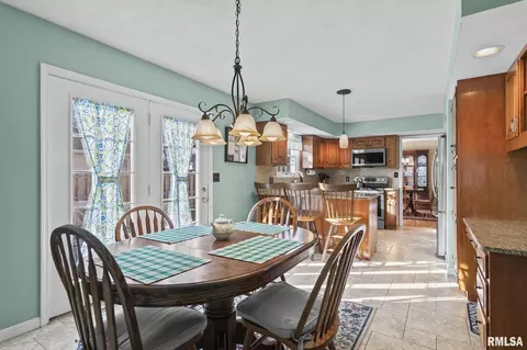 Dining - 3700 Whig St, Springfield, IL 62711 photo 4 of 4