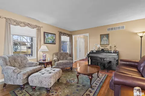 Living - 3700 Whig St, Springfield, IL 62711 photo 2 of 6