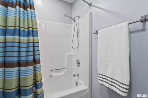 Bath - 3700 Whig St, Springfield, IL 62711 photo 3 of 5