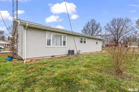Exterior - 614 E Walnut St, Chatham, IL 62629 photo 3 of 5