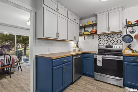 Kitchen - 614 E Walnut St, Chatham, IL 62629 photo 3 of 4