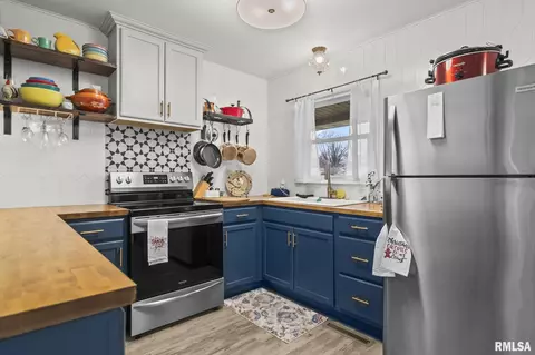 Kitchen - 614 E Walnut St, Chatham, IL 62629 photo 2 of 4