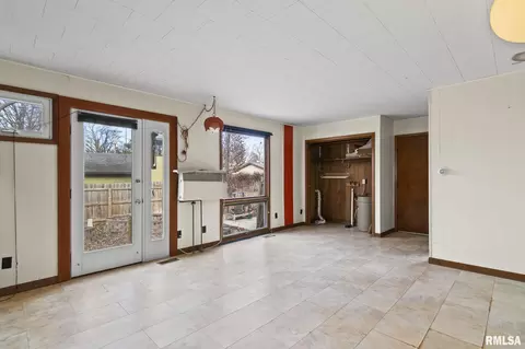 Living - 1315 W Ash St, Springfield, IL 62704 photo 5 of 7