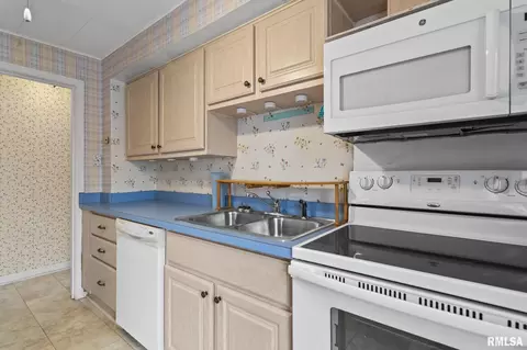 Kitchen - 1315 W Ash St, Springfield, IL 62704 photo 4 of 4