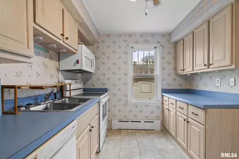 Kitchen - 1315 W Ash St, Springfield, IL 62704 photo 2 of 4