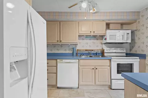 Kitchen - 1315 W Ash St, Springfield, IL 62704 photo 3 of 4