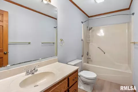Bath - 3920 W Bluffs Rd, Springfield, IL 62711 photo 3 of 3