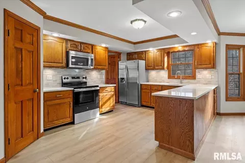 Kitchen - 3920 W Bluffs Rd, Springfield, IL 62711 photo 1 of 1