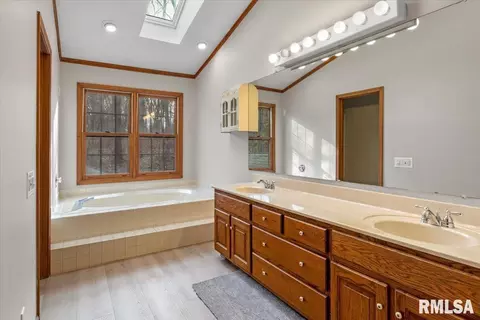 Bath - 3920 W Bluffs Rd, Springfield, IL 62711 photo 2 of 3