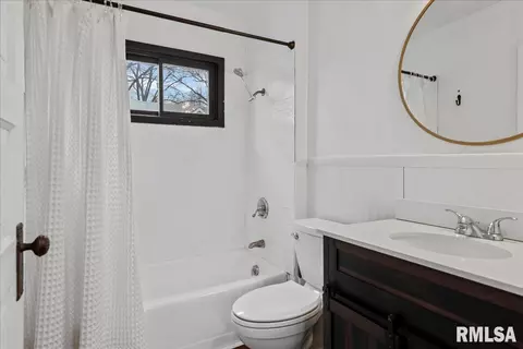 Bath - 443 W Vine St, Springfield, IL 62704 photo 1 of 1