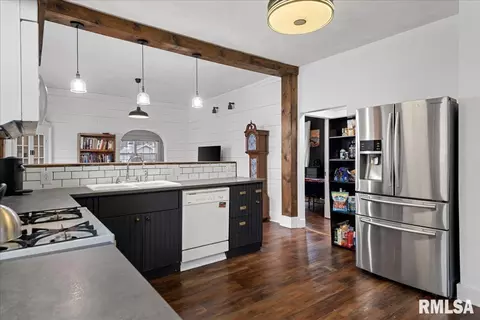 Kitchen - 443 W Vine St, Springfield, IL 62704 photo 4 of 4