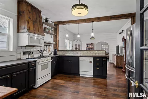 Kitchen - 443 W Vine St, Springfield, IL 62704 photo 3 of 4