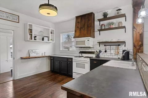 Kitchen - 443 W Vine St, Springfield, IL 62704 photo 1 of 4