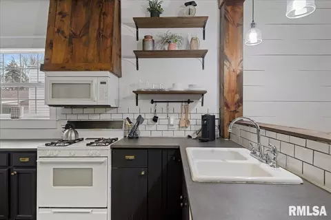 Kitchen - 443 W Vine St, Springfield, IL 62704 photo 2 of 4