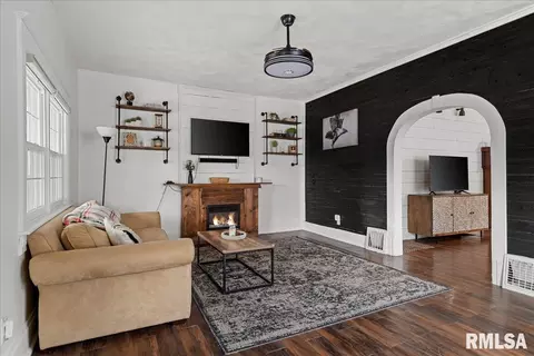 Living - 443 W Vine St, Springfield, IL 62704 photo 1 of 2