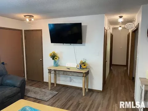 Entry Way - 706 E Madison St, Casey, IL 62420 photo 1 of 3