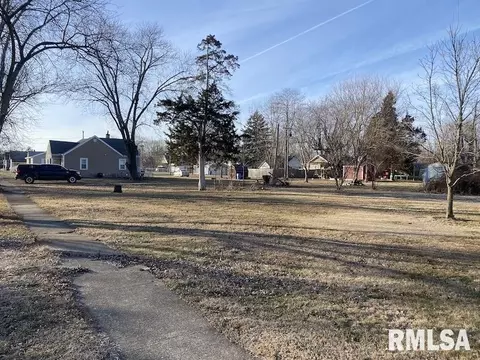 Exterior - 706 E Madison St, Casey, IL 62420 photo 3 of 11
