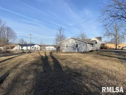 Exterior - 706 E Madison St, Casey, IL 62420 photo 4 of 11
