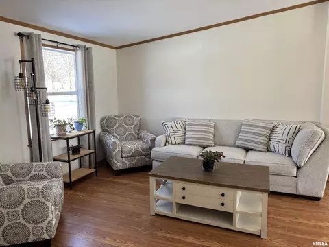 Living - 400 W Collins St, Mendon, IL 62351 photo 3 of 6