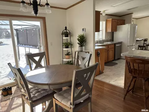 Dining - 400 W Collins St, Mendon, IL 62351 photo 1 of 2