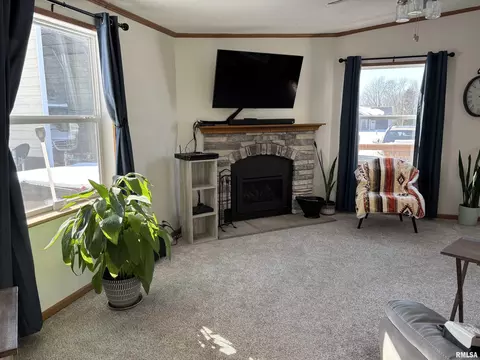 Living - 400 W Collins St, Mendon, IL 62351 photo 4 of 6