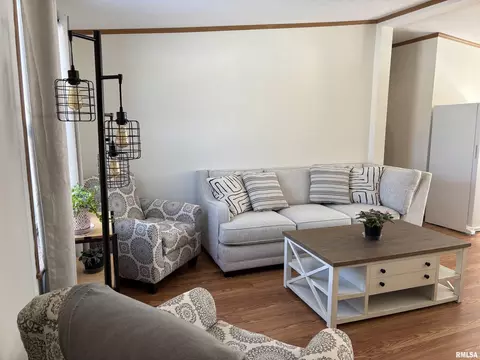 Living - 400 W Collins St, Mendon, IL 62351 photo 1 of 6