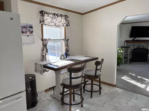 Dining - 400 W Collins St, Mendon, IL 62351 photo 2 of 2