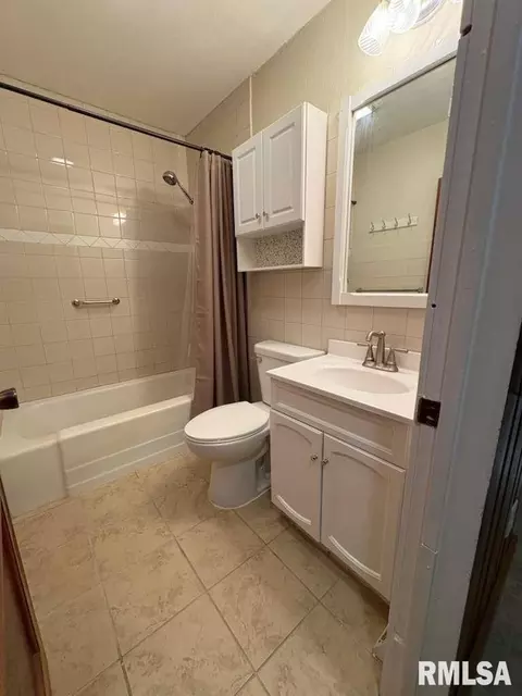 Bath - 2267 Cincinnati Ave, Grandview, IL 62702 photo 1 of 2