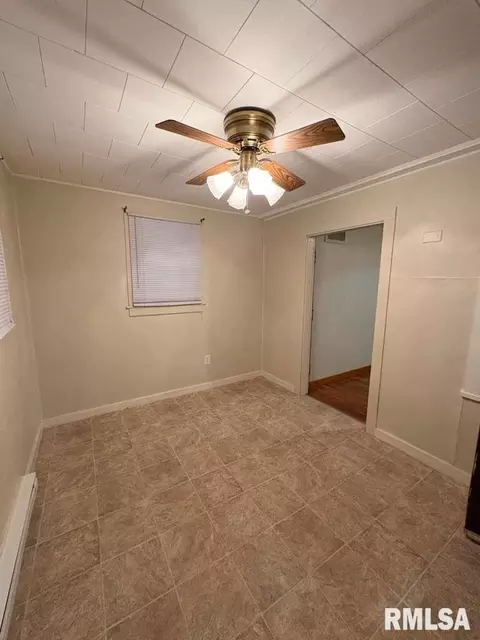 Dining - 2267 Cincinnati Ave, Grandview, IL 62702 photo 1 of 2