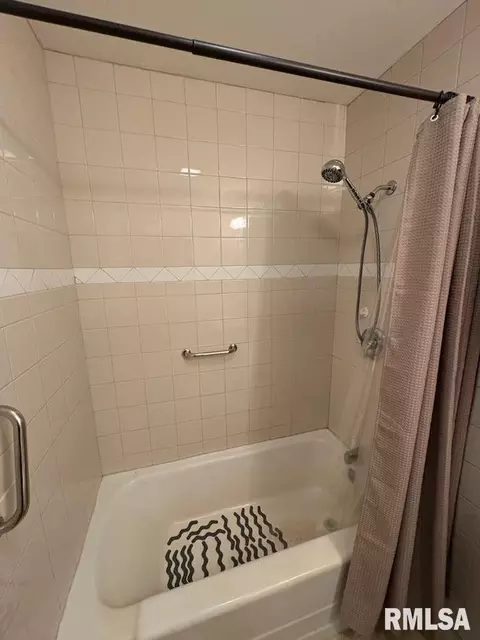 Bath - 2267 Cincinnati Ave, Grandview, IL 62702 photo 2 of 2