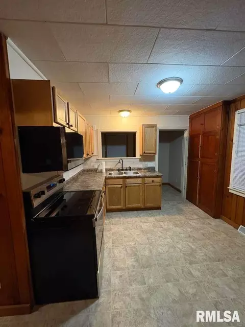 Kitchen - 2267 Cincinnati Ave, Grandview, IL 62702 photo 1 of 3