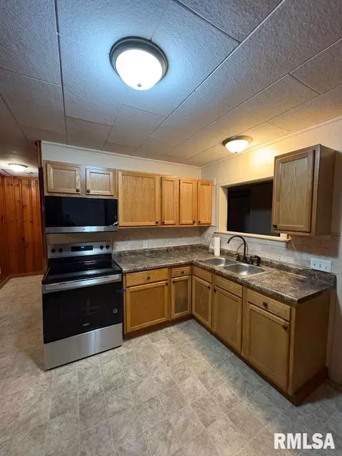 Kitchen - 2267 Cincinnati Ave, Grandview, IL 62702 photo 2 of 3