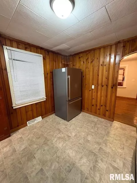 Kitchen - 2267 Cincinnati Ave, Grandview, IL 62702 photo 3 of 3