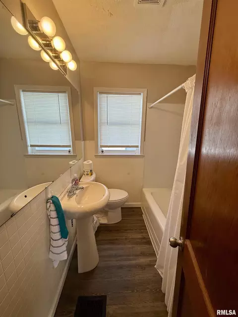 Bath - 219 E Mulberry St, Mendon, IL 62351 photo 1 of 1