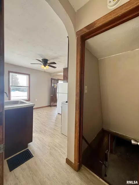 Entry Way - 219 E Mulberry St, Mendon, IL 62351 photo 2 of 2