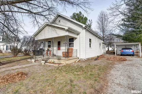819 E Adams St, Taylorville, IL 62568