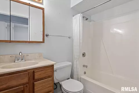 Bath - 216 N Durkin Dr, Springfield, IL 62702 photo 1 of 2
