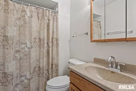 Bath - 216 N Durkin Dr, Springfield, IL 62702 photo 2 of 2