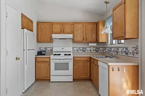 Kitchen - 216 N Durkin Dr, Springfield, IL 62702 photo 2 of 2