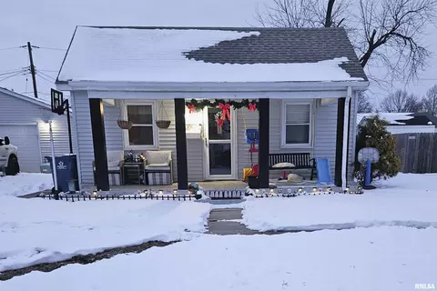 607 E Mulberry St, Chatham, IL 62629