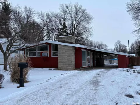 1690 Elmwood St, South Jacksonville, IL 62650