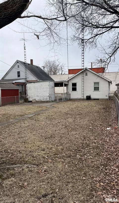 Exterior - 1942 S 11th St, Springfield, IL 62703 photo 4 of 4